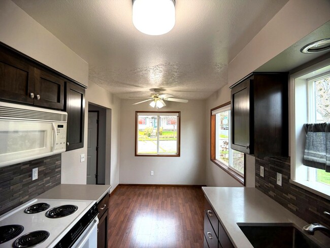 Building Photo - 615 E 22nd St