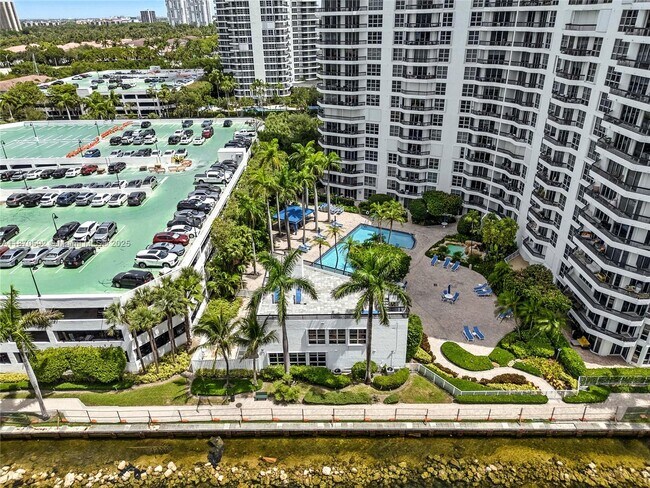 Building Photo - 3600 Mystic Pointe Dr