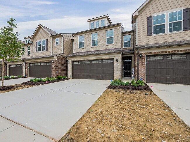 Building Photo - AVAILABLE NOW! Modern Comfort Meets Everyd...