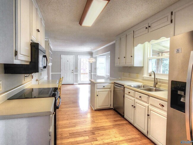 Building Photo - 120 Silver Creek Cir