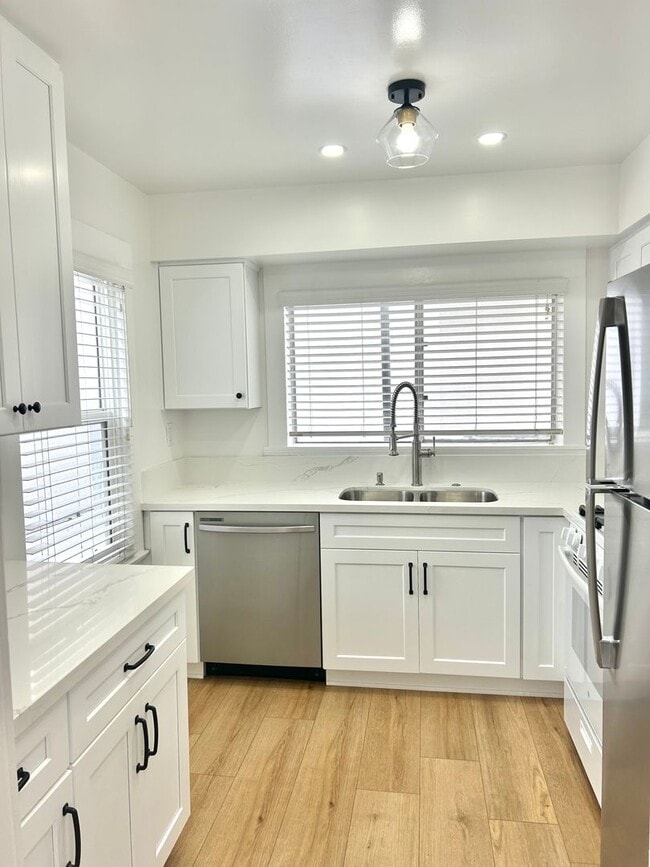 Building Photo - 006th St. Sharp