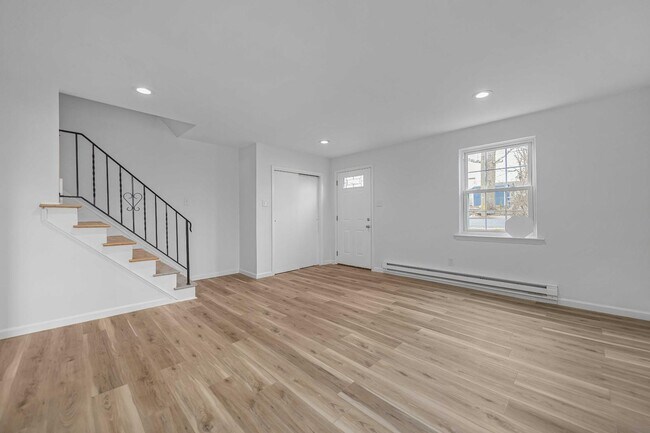 Building Photo - 461 Hale St