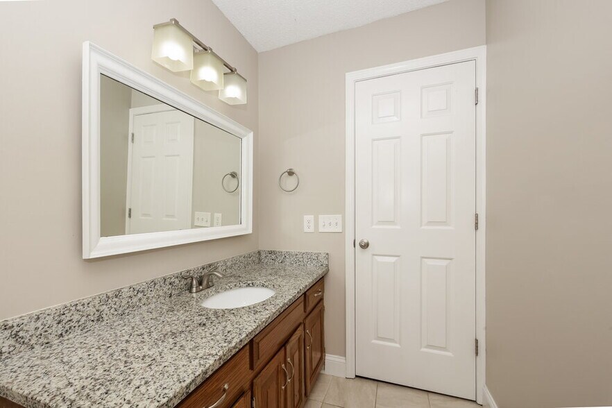 Building Photo - 3933 Hillshire Dr