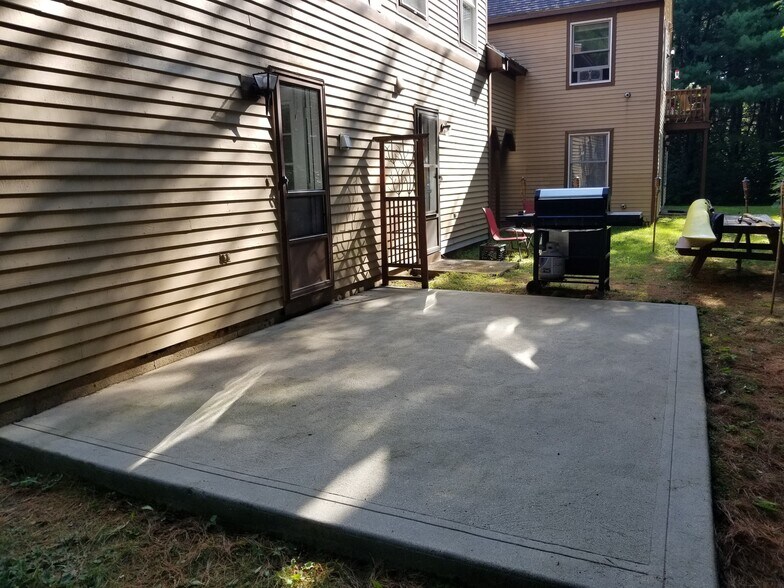 Building Photo - 11 Farmgate Rd