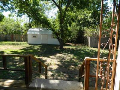 Building Photo - 4 bedroom, 2 bathroom home one block from ...