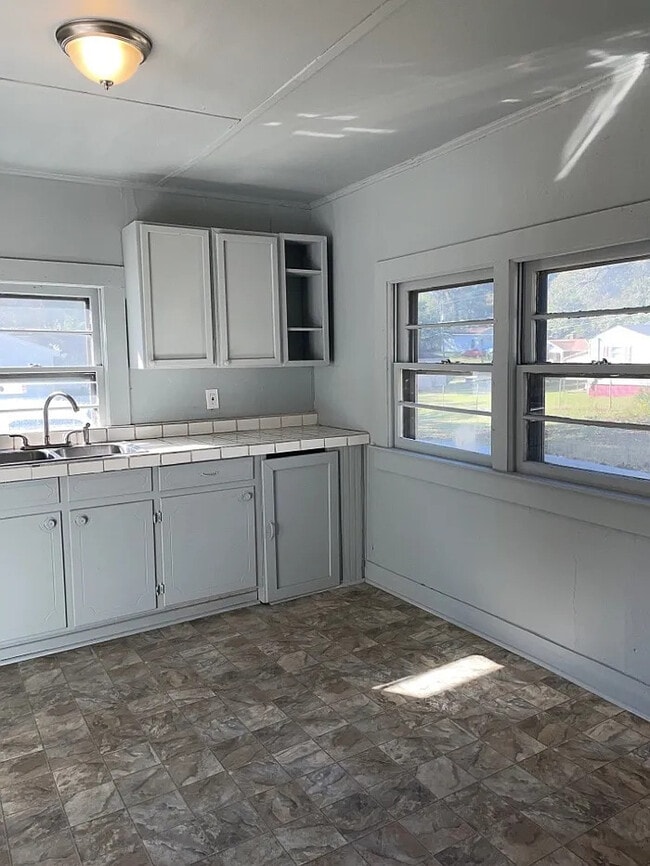 Building Photo - 2 Bedroom 1 Bathroom