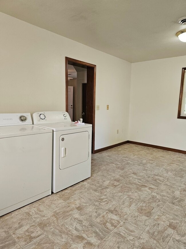 Building Photo - Large Home in Heart of BG