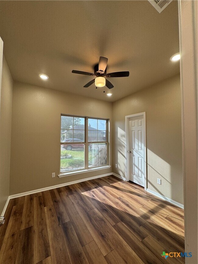 Building Photo - 416 Parkfield Ln
