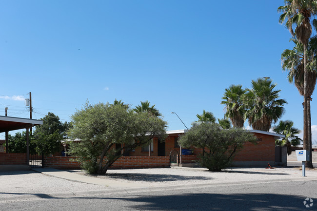 Primary Photo - PJ's Craycroft Apartments