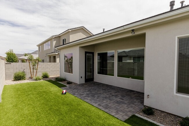 Building Photo - Stunning  4 bed | 3 bath | 3 car garage cu...