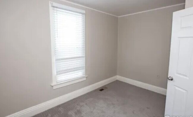 Building Photo - 208 Lincoln St