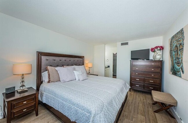 Building Photo - 6365 Bahia Del Mar Blvd S