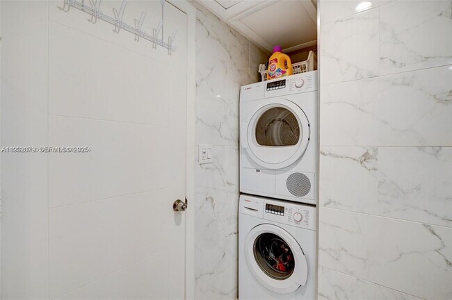 Building Photo - 5600 Collins Ave