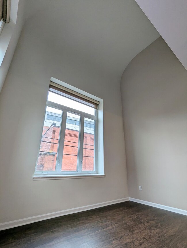 Building Photo - 2 Bedroom 1 Bathroom Loft Apartment (Shadyside)