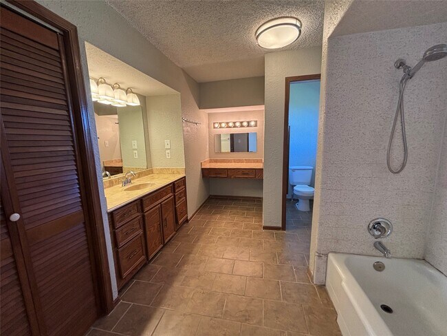 Building Photo - 3010 Jefferson Dr