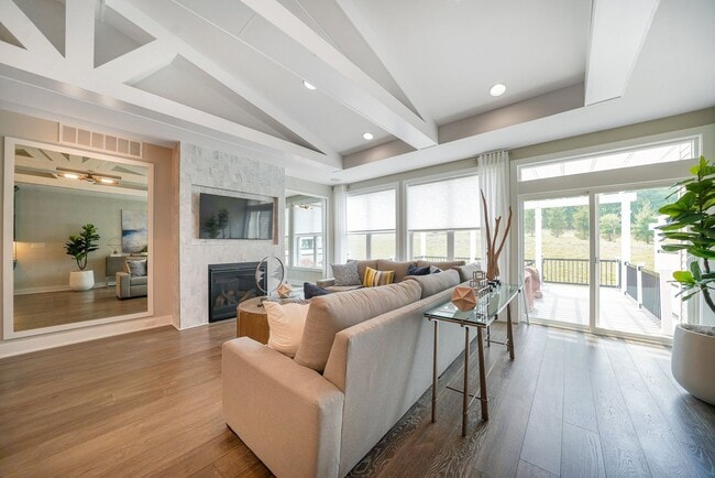 Building Photo - Luxury Fully Furnished 3 Bed 3.5 Bath Town...