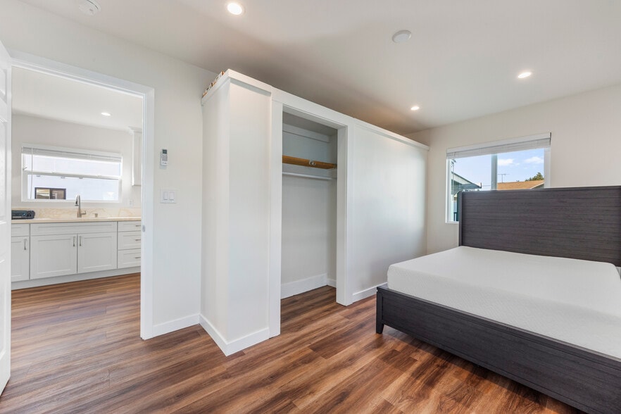 Building Photo - 1443 W 36th Pl