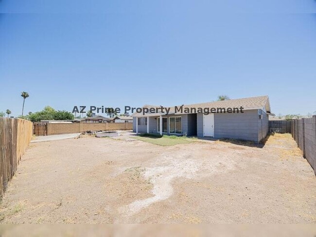 Building Photo - 4704 S La Rosa Dr