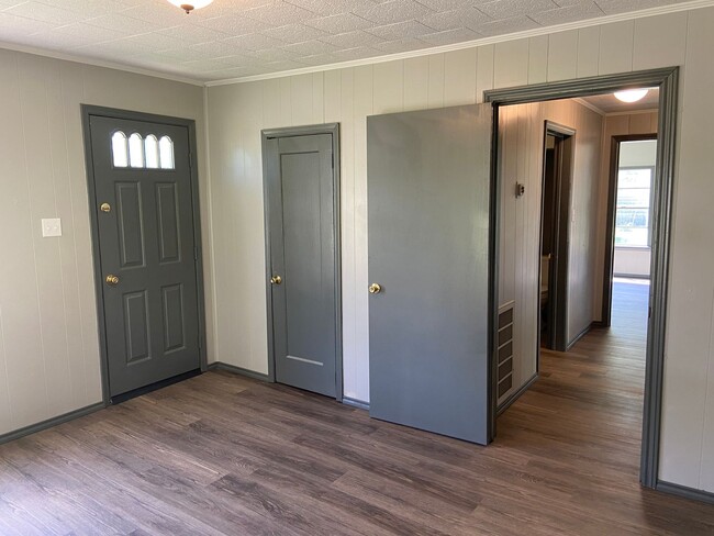 Building Photo - Remodeled Unit Available Now!