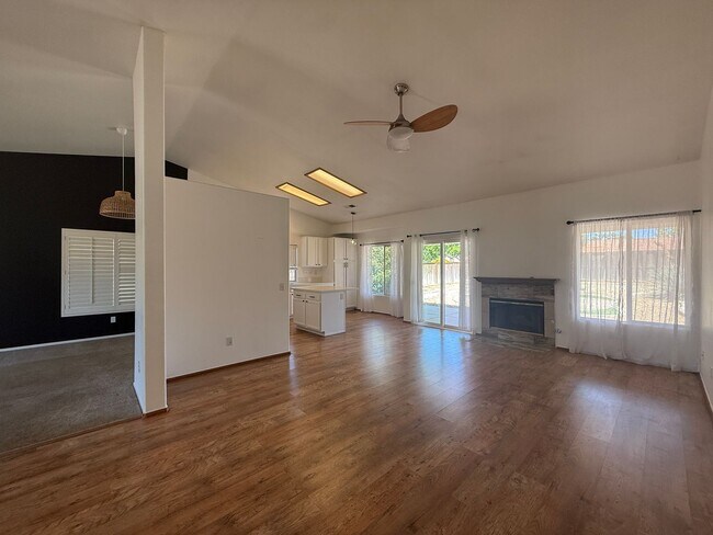 Building Photo - Quartz Hill 4 Bedroom 2 Bath!