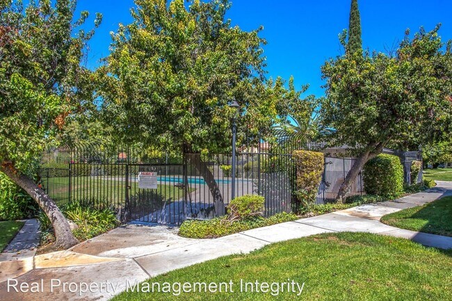 Building Photo - 3 br, 2.5 bath House - 1045 Clark St