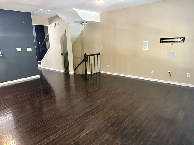 Building Photo - Amazing Three Bedroom Townhome in Southend!