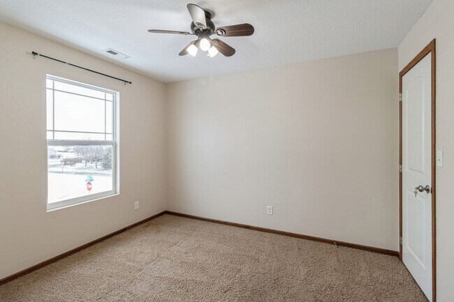 Building Photo - Commuter's Dream!!  3 Bedroom, 2.5 Bathroom Home in West Des Moines!