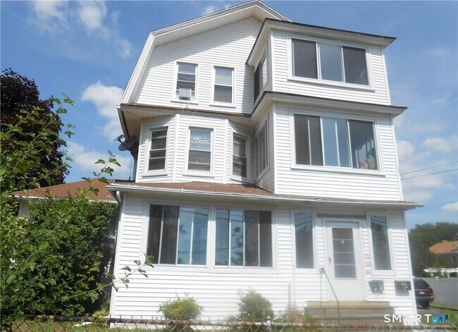 Building Photo - 166 Booth St