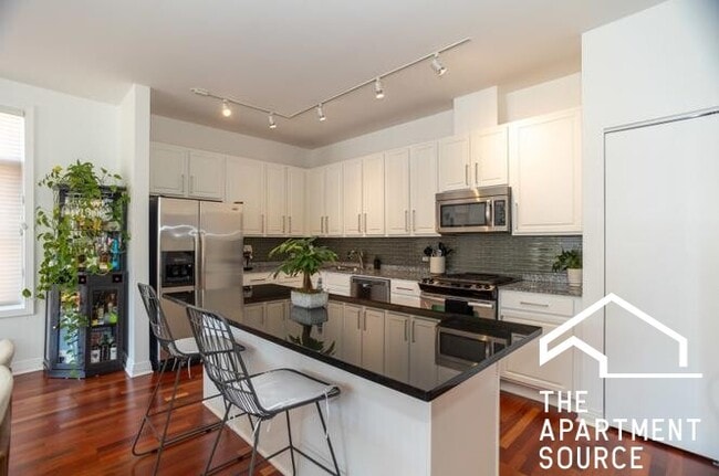 Building Photo - 330 N Clinton St