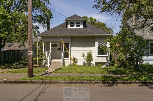 Building Photo - Charming 3 Bedroom Craftsman Home Availabl...
