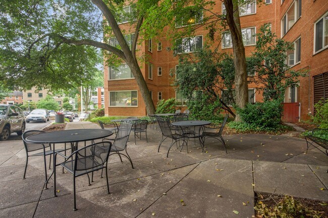 Building Photo - Walk to Georgetown! One Month Concession! Professionally Managed & Recently Renovated // 1 Bedroo...