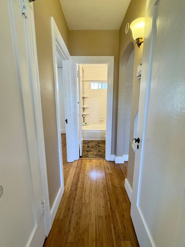 Building Photo - Charming Upgraded 2 Bedroom Cottage w/Cent...