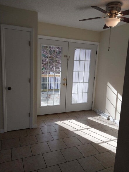 Building Photo - 106 Car Mol Dr