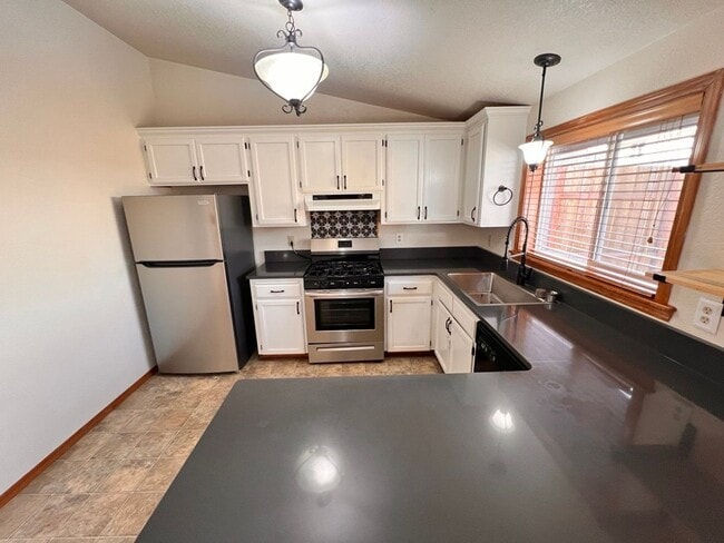 Building Photo - 3Bed 2Bath Single Level Avail. April 7th Move-In