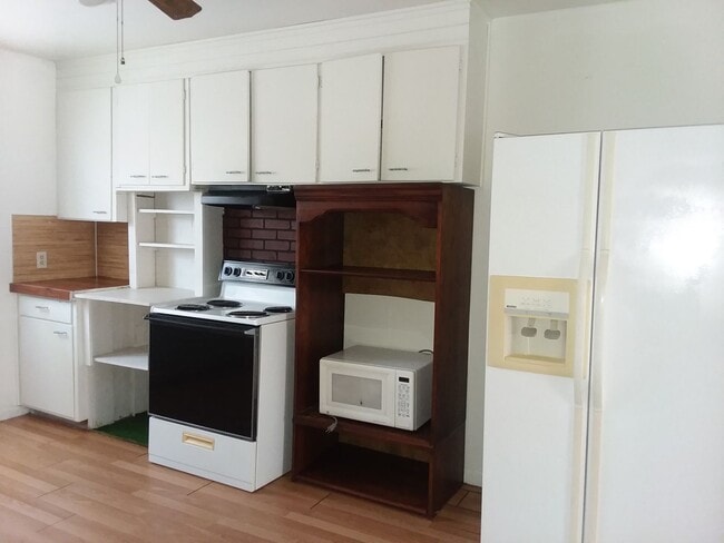 Building Photo - Spacious 3 bedroom and 1 bathroom