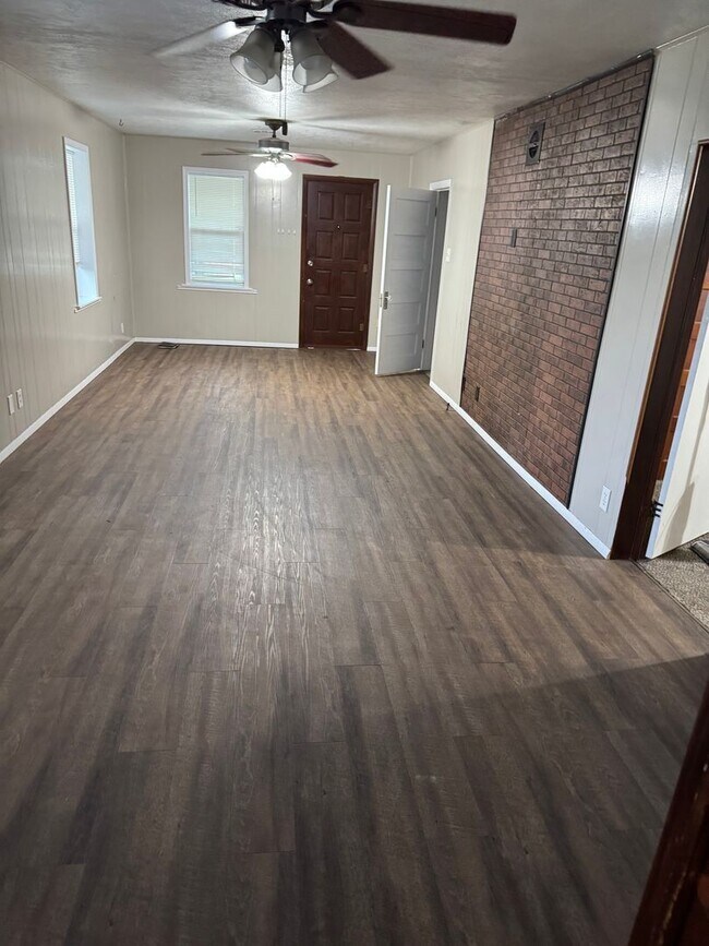 Building Photo - 3 bed 1 bath country house