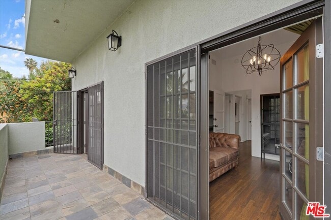 Building Photo - 816 Hyperion Ave