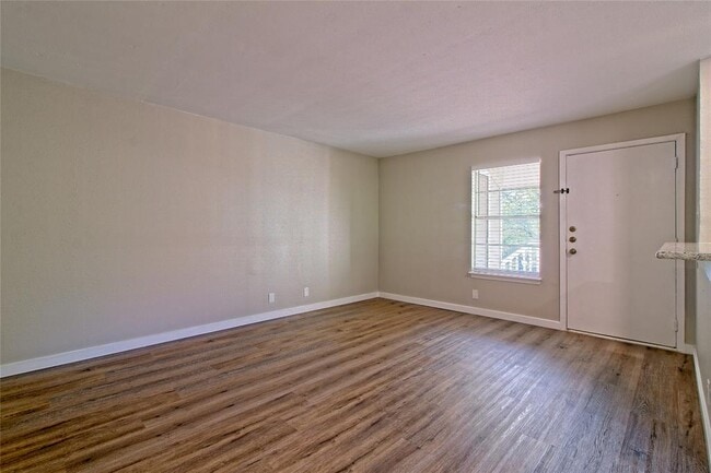 Building Photo - 401 Hedgewood Dr
