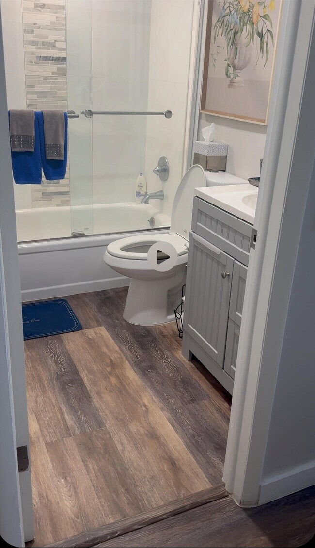 Building Photo - 390 Saxony Way