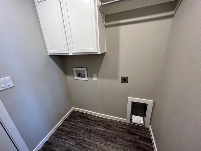 Building Photo - 2018 Kenwood Ave