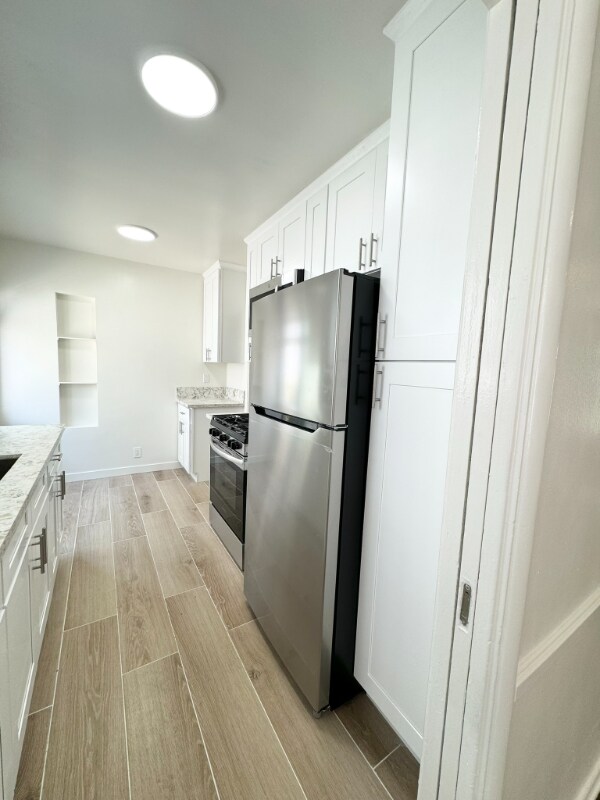 Building Photo - 905 N Sweetzer Ave