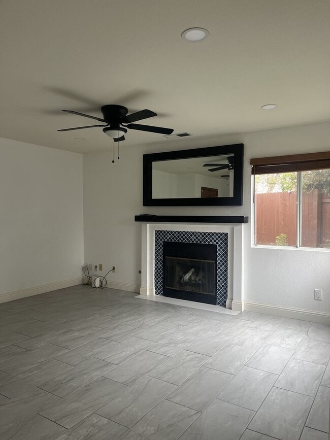 Building Photo - Available Now!  4 bed/ 3bath Home in Edgew...