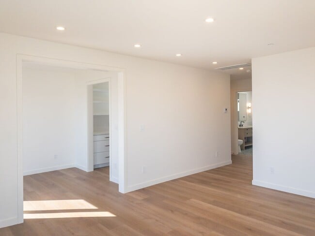 Building Photo - Stunning, Newly Remodeled, Top Floor Flat, Huge Private Deck,  Bay Views, Laundry! Parking! PROGR...