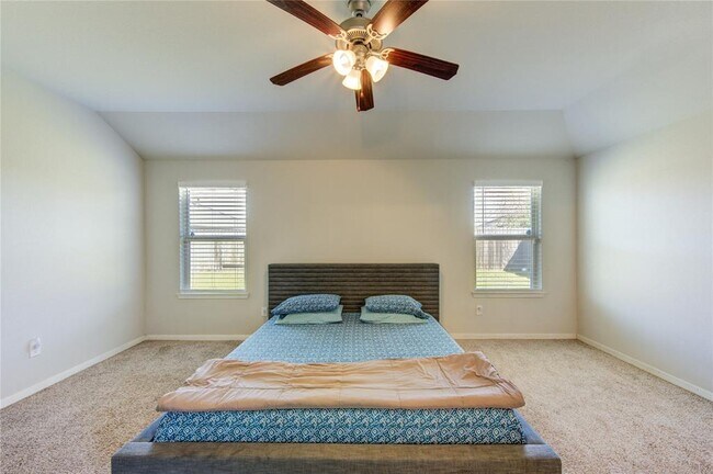 Building Photo - 9011 Hemlock Dr
