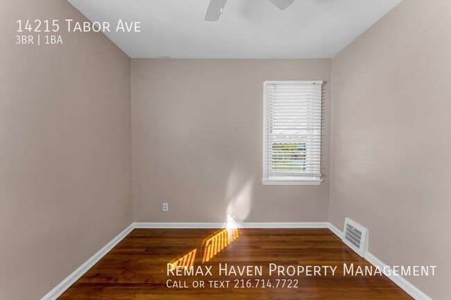 Building Photo - 14215 Tabor Ave, Maple Heights- Spacious 3...