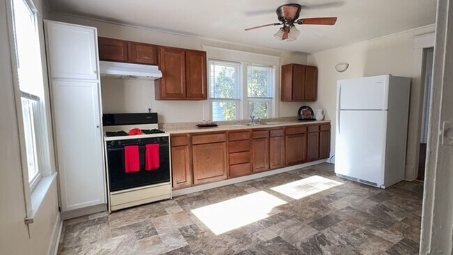 Building Photo - 629 Otter Ave