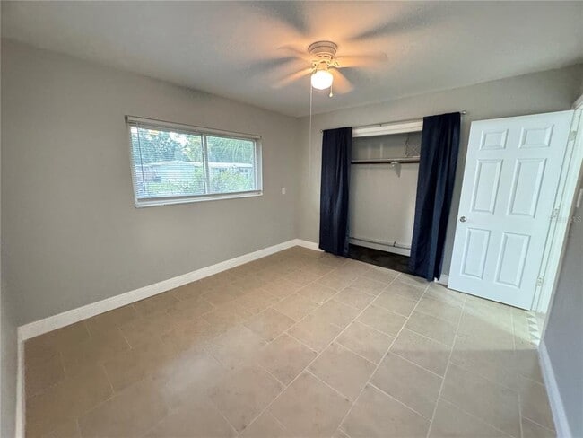 Building Photo - 427 Country Club Dr