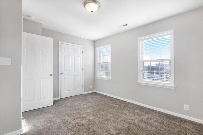 Building Photo - Great Townhome! City Limits! Carolina Forest!