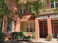 Building Photo - 563 E 9th St