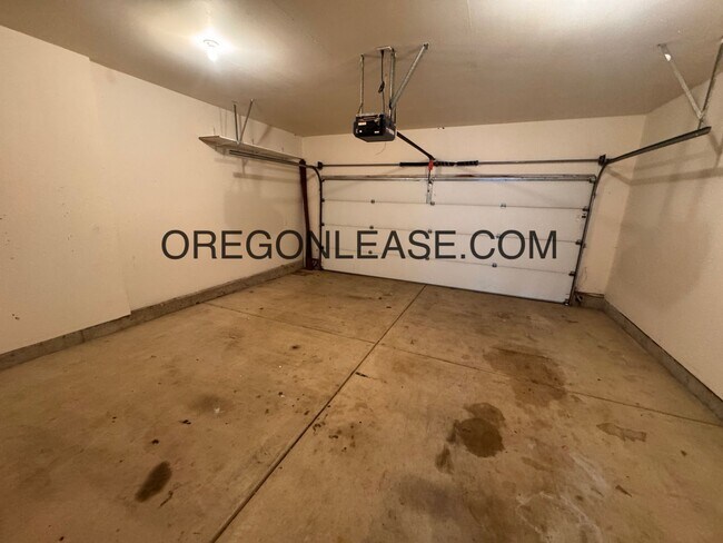 Building Photo - 3 bedroom North Eugene home with full size...